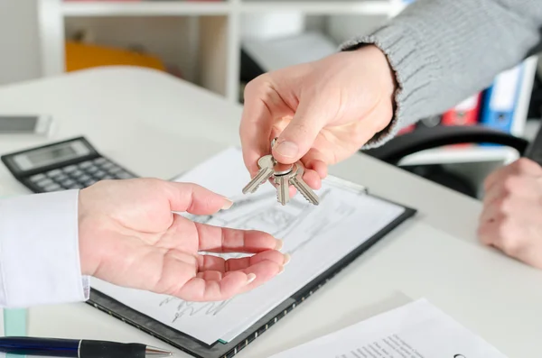 Fastighetsmäklare överlämna nycklarna till sin klient — Stockfoto
