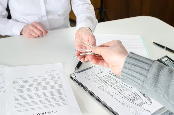 Makler übergibt seinem Mandanten die Schlüssel — Stockfoto