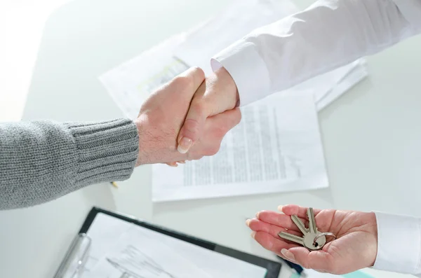 Realtor shaking hands with her client — Stock Photo, Image