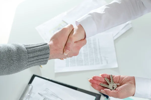 Realtor apertando as mãos com seu cliente — Fotografia de Stock