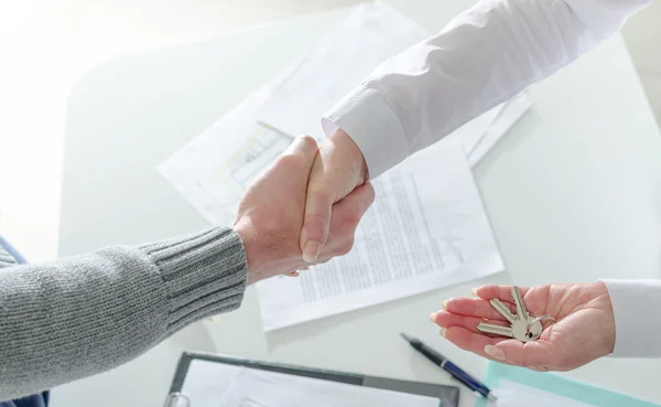 Realtor shaking hands with her client — Stock Photo, Image