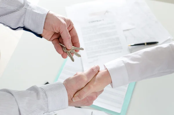 Realtor apertando as mãos com seu cliente — Fotografia de Stock