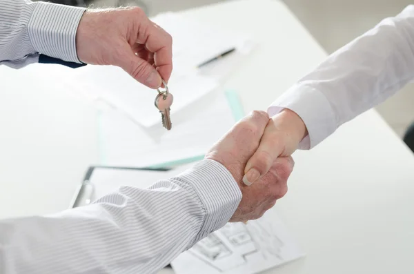 Agent immobilier serrant la main de son client — Photo