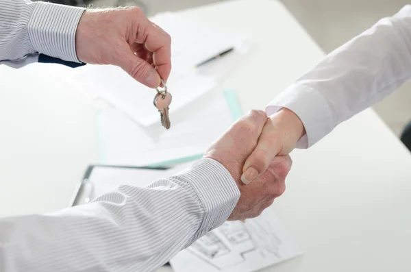 Realtor apertando as mãos com seu cliente — Fotografia de Stock