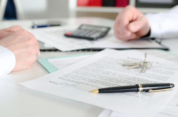 Huis toetsen op een goed contract — Stockfoto