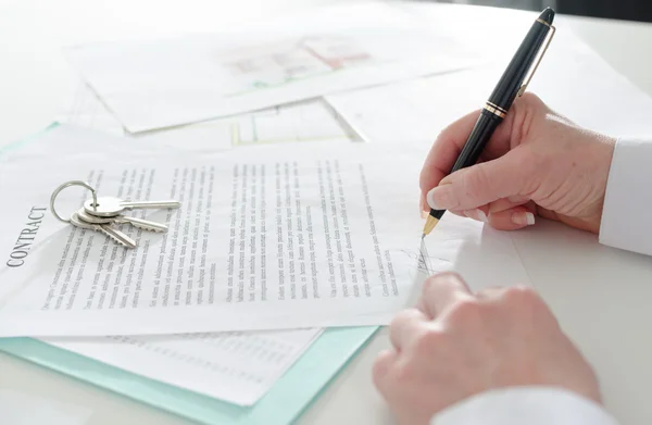 Client signing a real estate contract — Stock Photo, Image