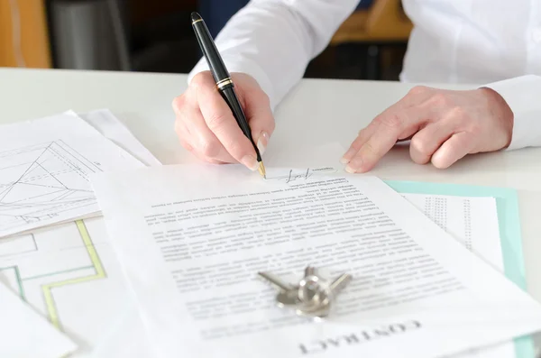 Client ondertekening van een contract van onroerend goed — Stockfoto