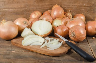 Taze dilimlenmiş ve bütün soğan