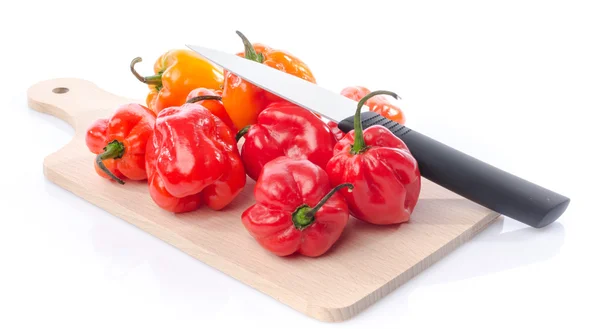 Verse habanero pepers op snijplank — Stockfoto