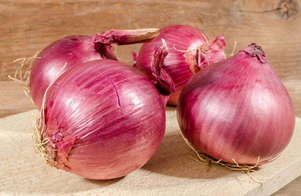 Verse bollen van rode uien — Stockfoto