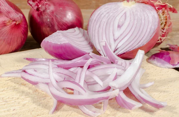 Frische, in Scheiben geschnittene und ganze rote Zwiebeln — Stockfoto