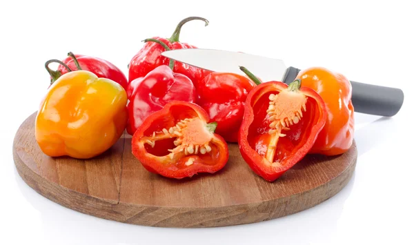 Verse habanero pepers op snijplank — Stockfoto