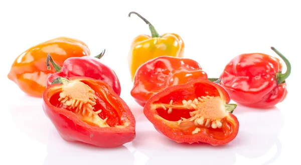 Färska hela och halva habanero paprika — Stockfoto