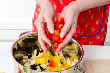 Kırmızı biber parçaları tencerenin içine ekleme