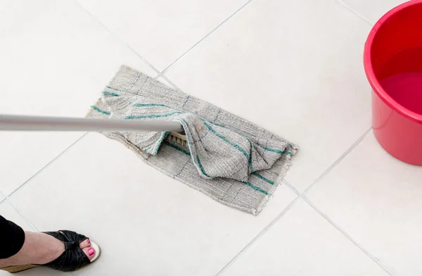 Limpeza do piso em azulejos — Fotografia de Stock