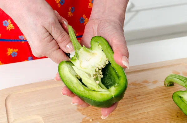 Hands of woman cutting green pepper — Stock Photo, Image