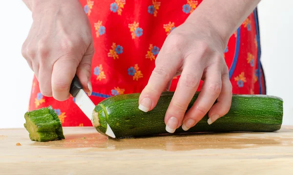 Hands of woman cutting zucchini — Stockfoto