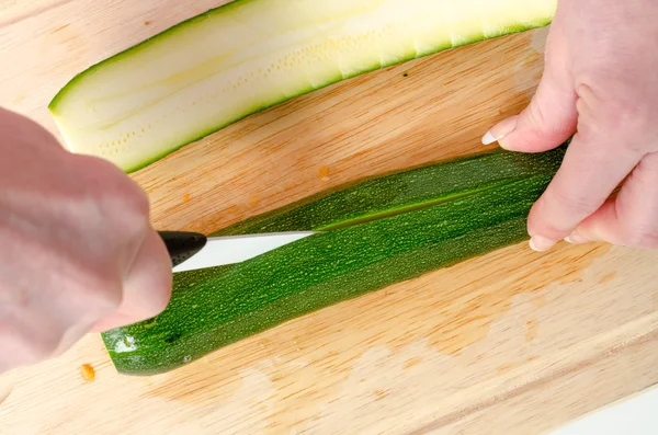 Hands of woman cutting zucchini — Stock Photo, Image