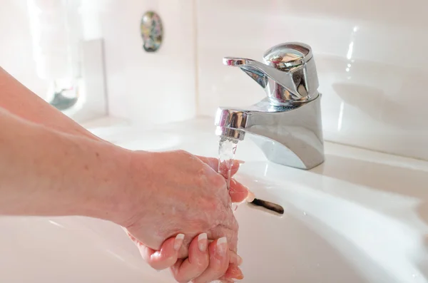 Woman rinsing her hands — Stock Photo, Image