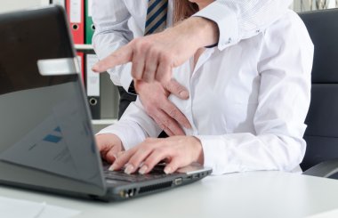 Onun sekreteri meme elini koyarak Yöneticisi