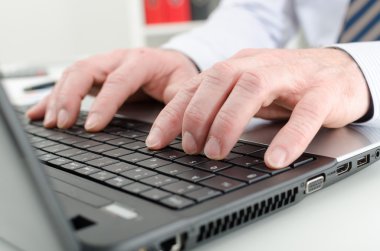 onun dizüstü bilgisayarda yazarak işadamı