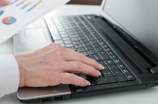 Zakenvrouw bezig met financiële grafieken — Stockfoto