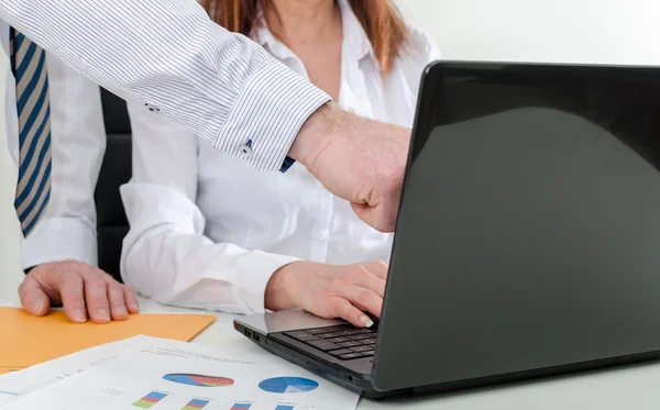 Uomo d'affari e donna d'affari che lavorano insieme — Foto Stock