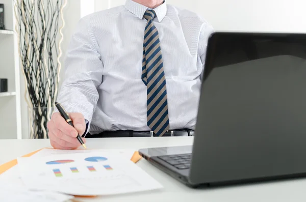 Businessman working on financial graphs — Stock Photo, Image