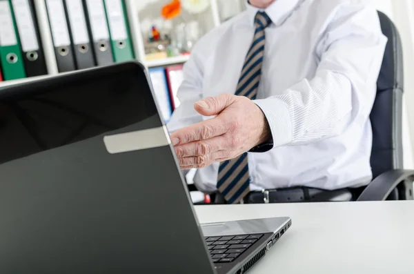 Zakenman met het scherm van zijn laptop — Stockfoto