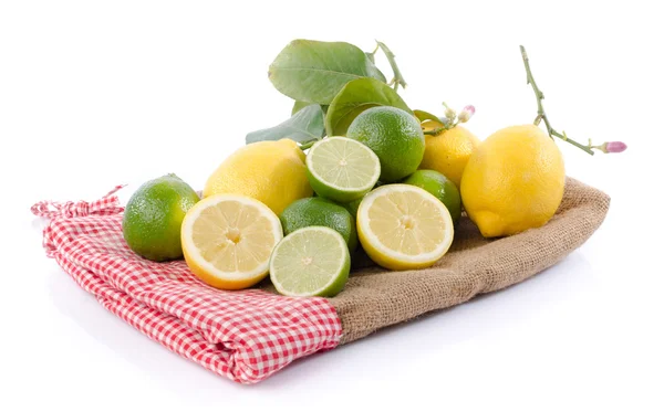 Limette e limoni su una iuta — Foto Stock