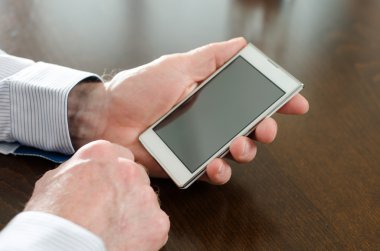 onun smartphone tutan adam