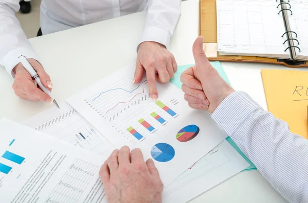 Business Team satisfied about financial results — Stockfoto
