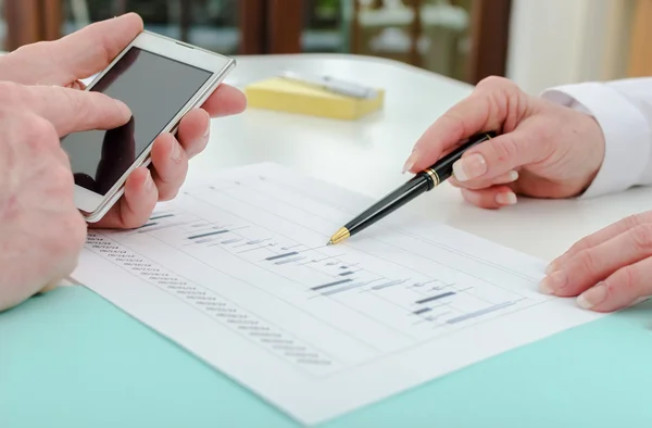 Geschäftsteam arbeitet an Aktiendiagrammen — Stockfoto