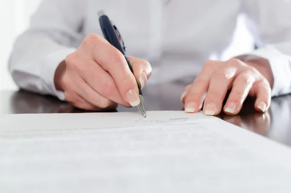 Affärskvinna underteckna ett dokument — Stockfoto