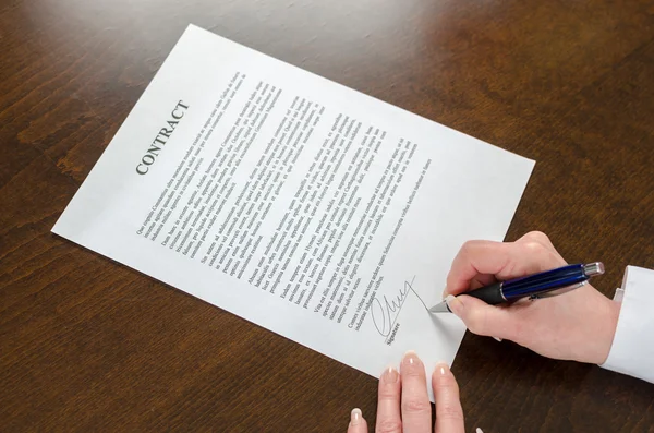 Businesswoman signing a contract — Stock Photo, Image