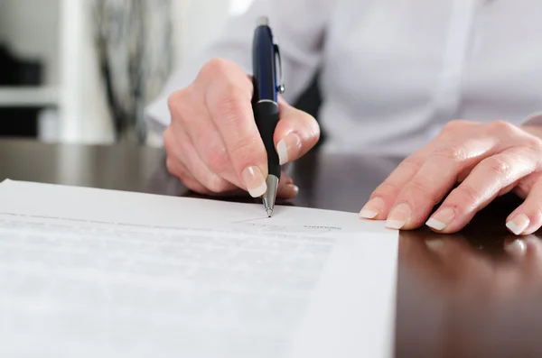 Empresaria firmando un documento — Foto de Stock