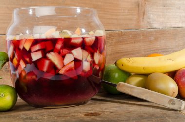 Sangria yumruk kase meyve ile
