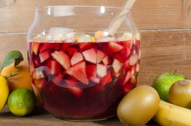 Sangria yumruk kase meyve ile