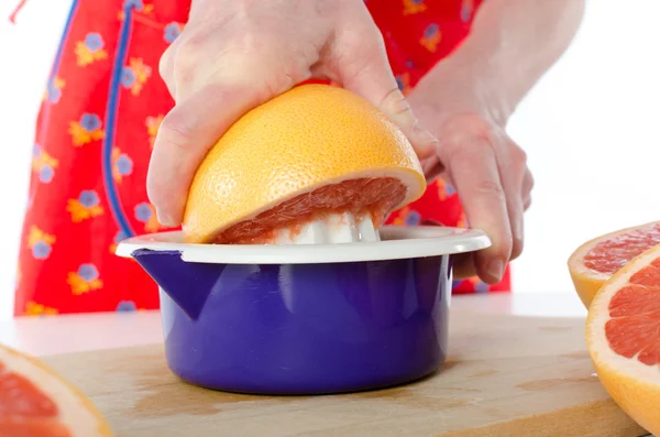 Vrouw knijpen een grapefruit — Stockfoto
