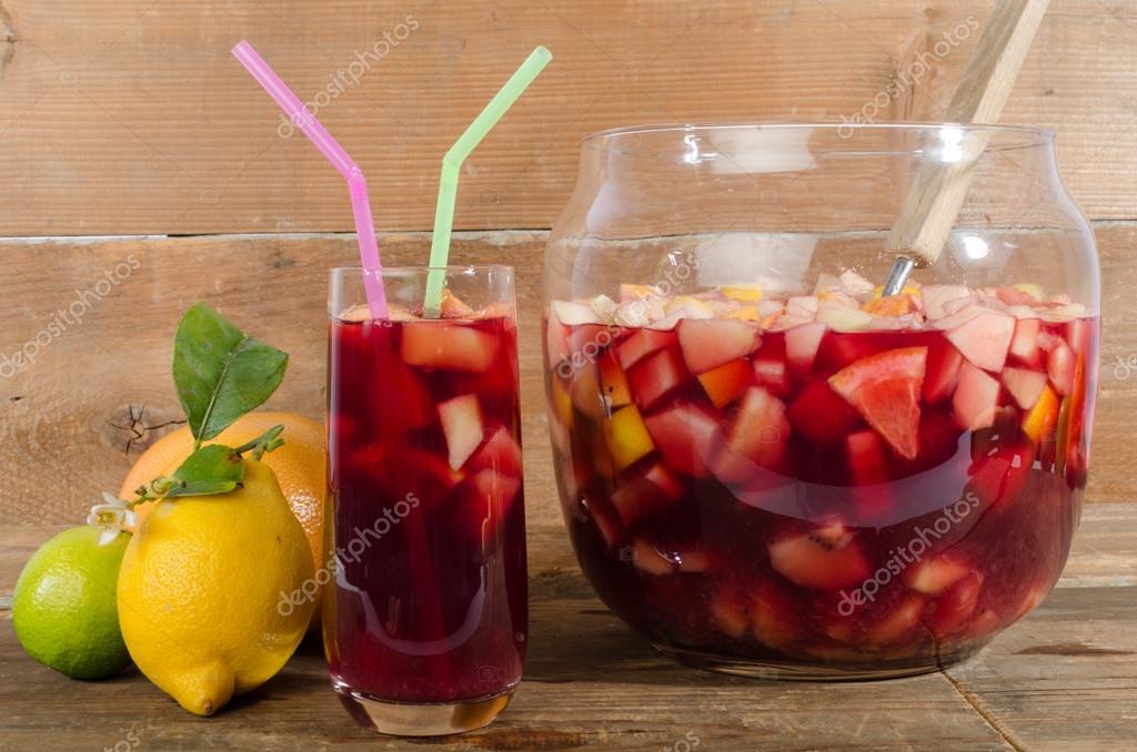 Vidro e ponche de sangria — Fotografias de Stock © thodonal #78212624