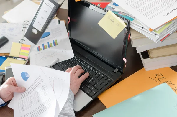 Overwerkte zakenman — Stockfoto