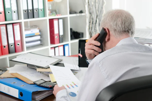 Überlasteter Geschäftsmann — Stockfoto