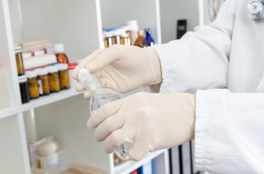 Dezenfektan pamuk bir parça üzerine koyarak doktor