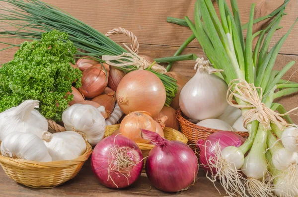 Different types of onions, garlic and shallots — Stock Photo, Image