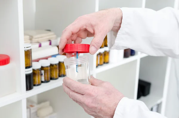 Hands opening a sample container — Stock Photo, Image