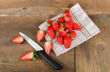 Bir havlu üzerinde taze çilek