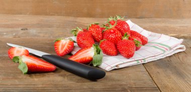 Bir havlu üzerinde taze çilek