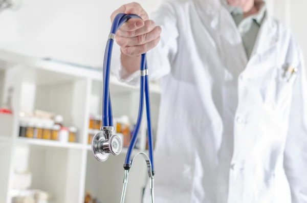 Doctor showing a stethoscope — Stock Photo, Image