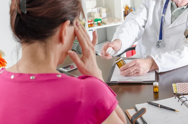 Paciente con dolores de cabeza en consulta con su médico — Foto de Stock