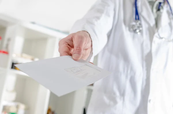Doctor showing a letter — Stock Photo, Image